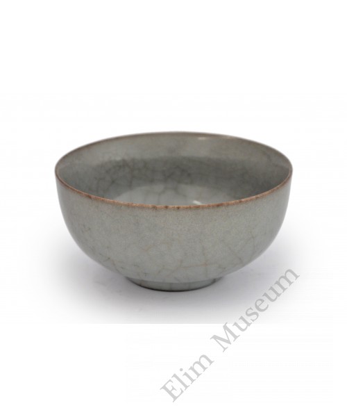1360 A Guan-Ware Grey-blue crackle glaze deep bowl